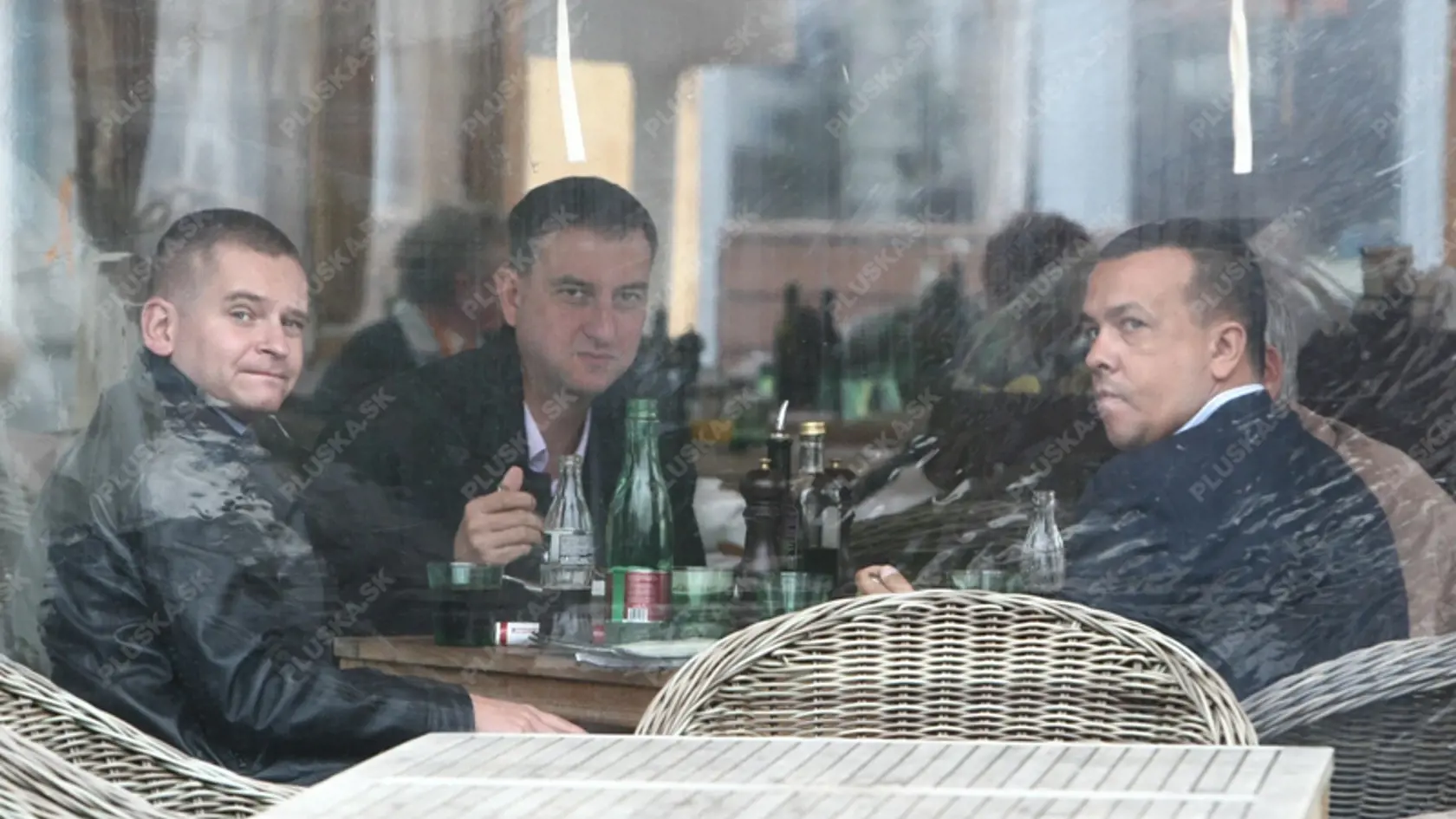 Poslanci na obede: Martin Chren (vľavo) si dal iba
kávu. Daniel Krajcer (v strede) a Juraj Miškov svoje menu
neprezradili.