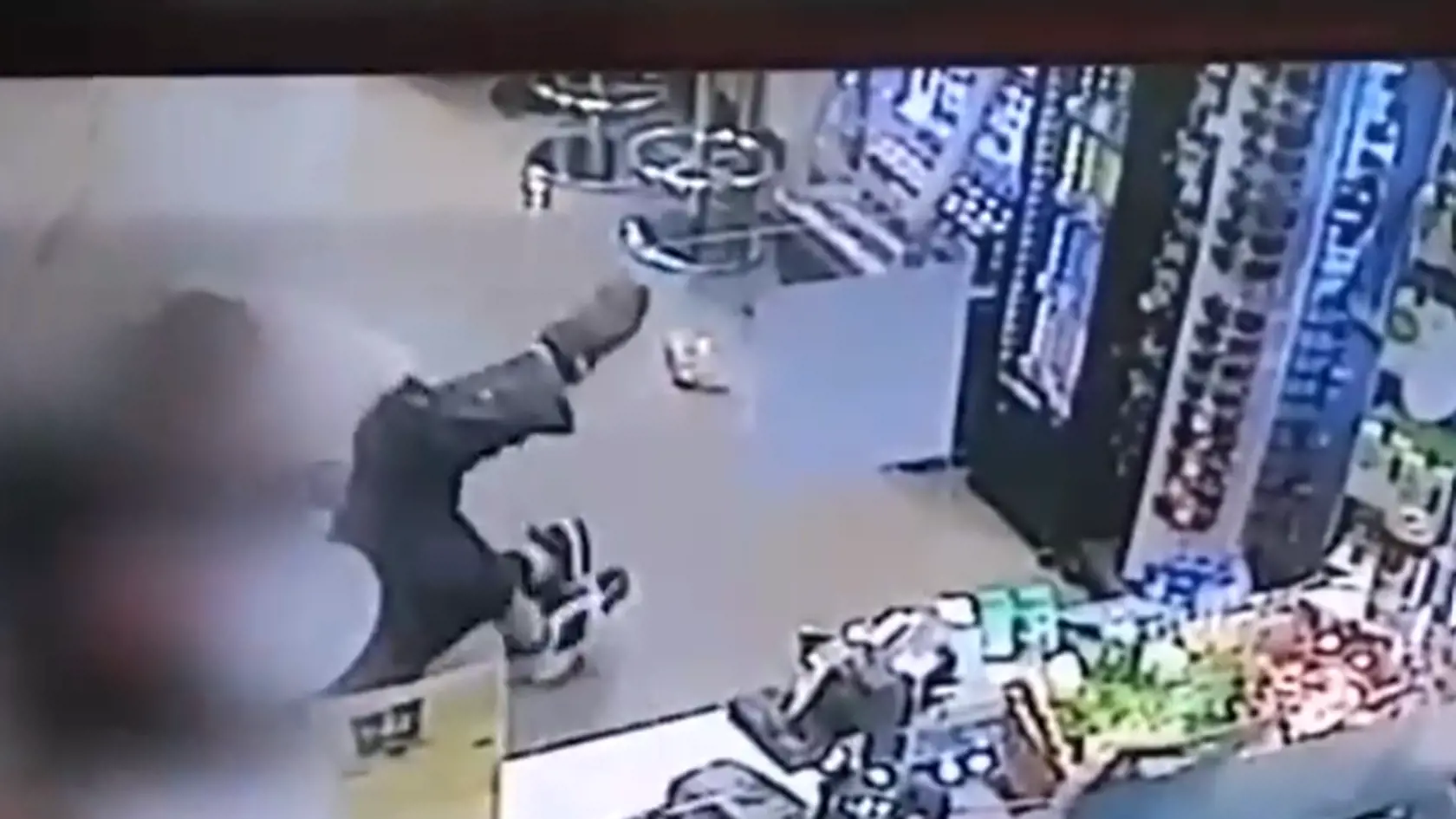 Výtržníci napadli na bratislavskej pumpe zákazníka
