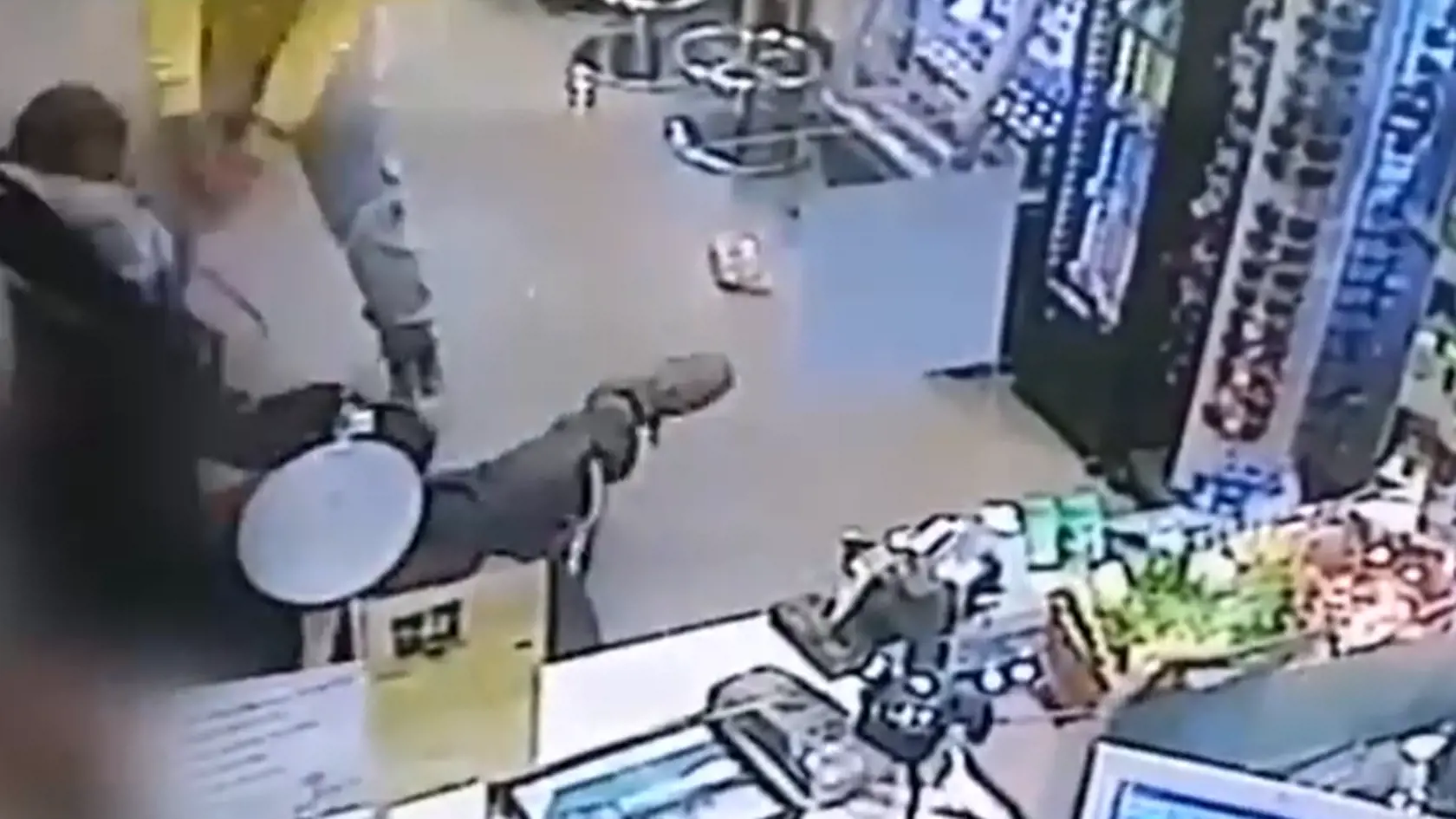 Výtržníci napadli na bratislavskej pumpe zákazníka