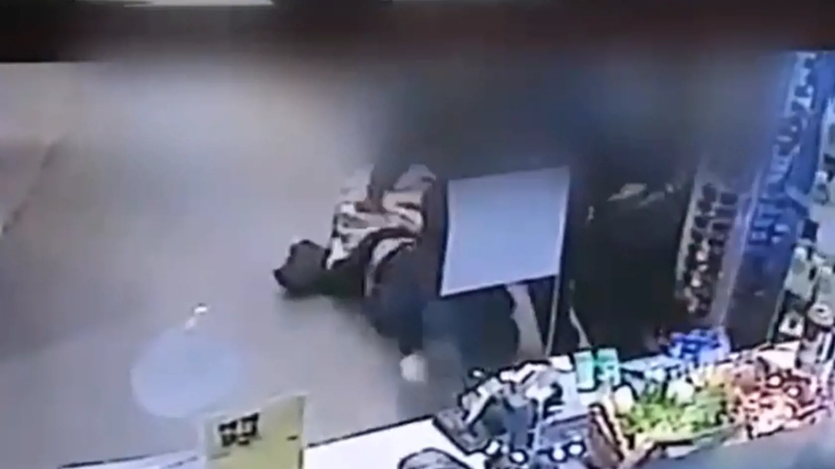 Výtržníci napadli na bratislavskej pumpe zákazníka