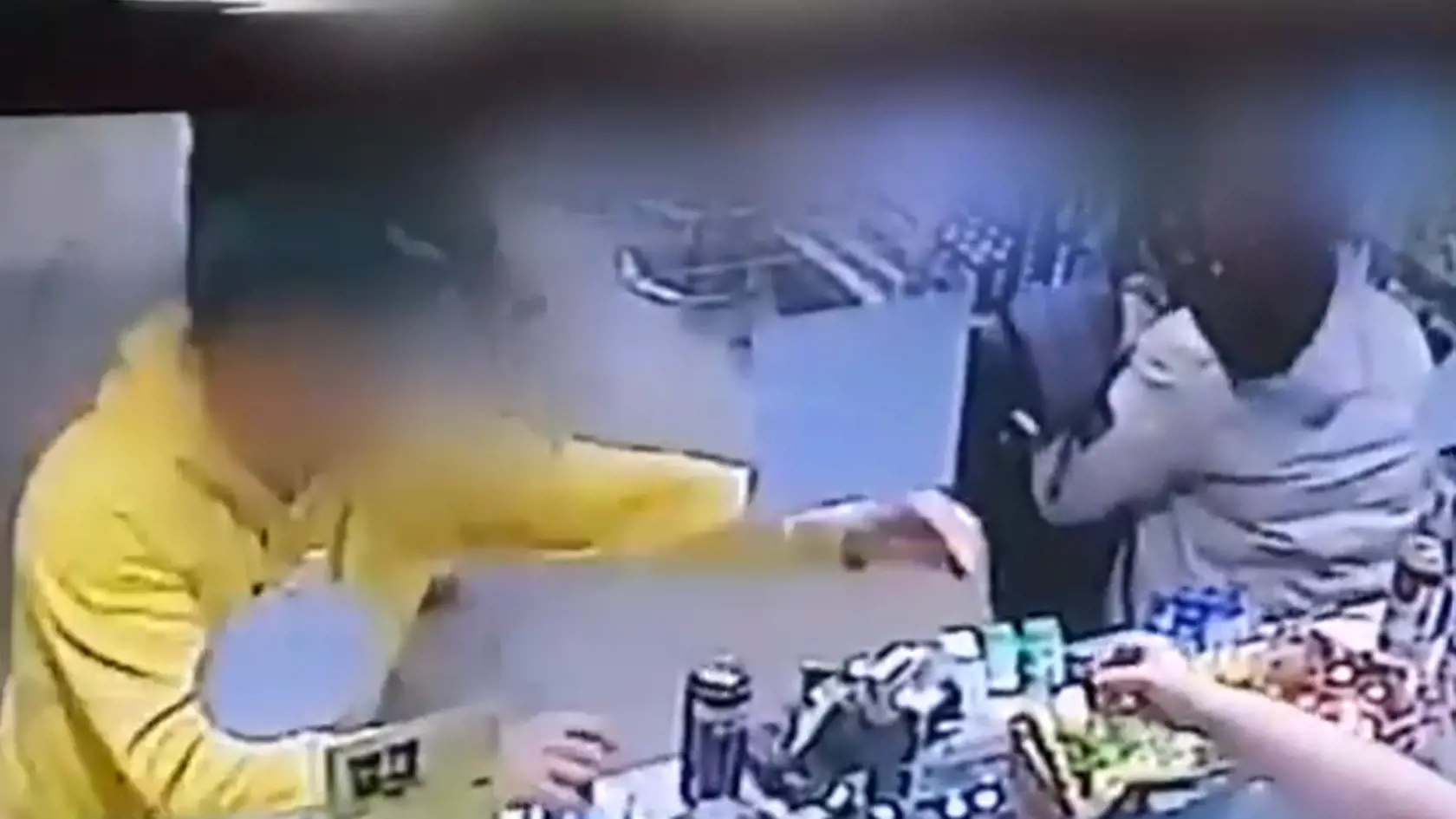 Výtržníci napadli na bratislavskej pumpe zákazníka
