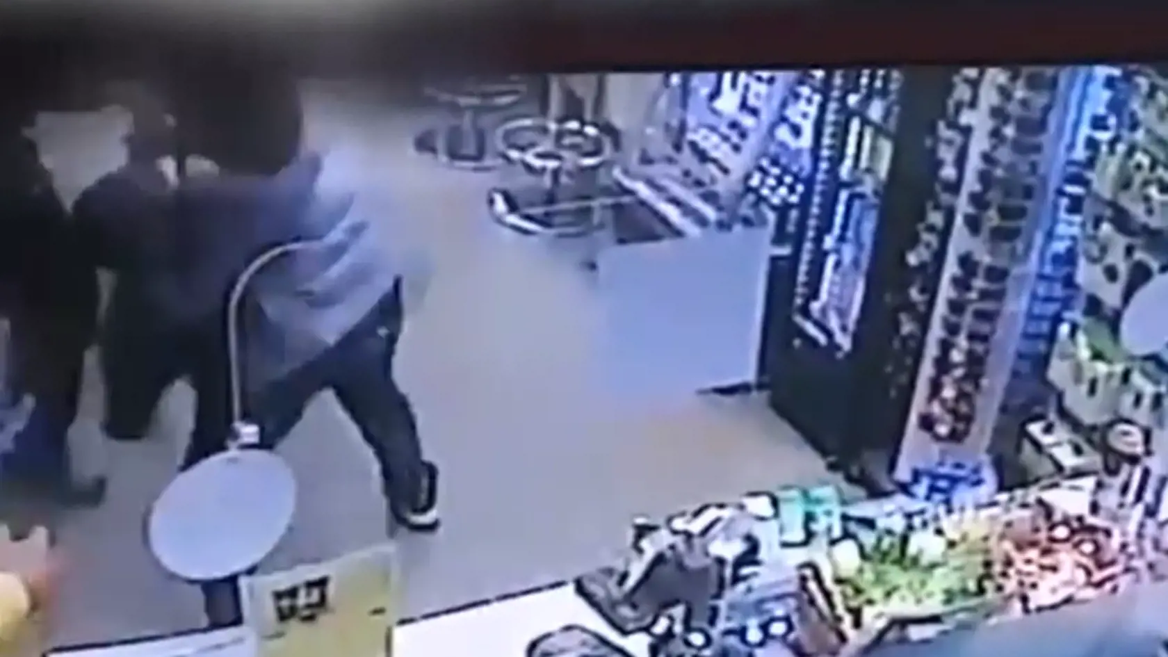 Výtržníci napadli na bratislavskej pumpe zákazníka