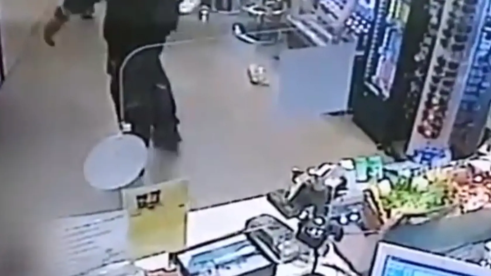 Výtržníci napadli na bratislavskej pumpe zákazníka