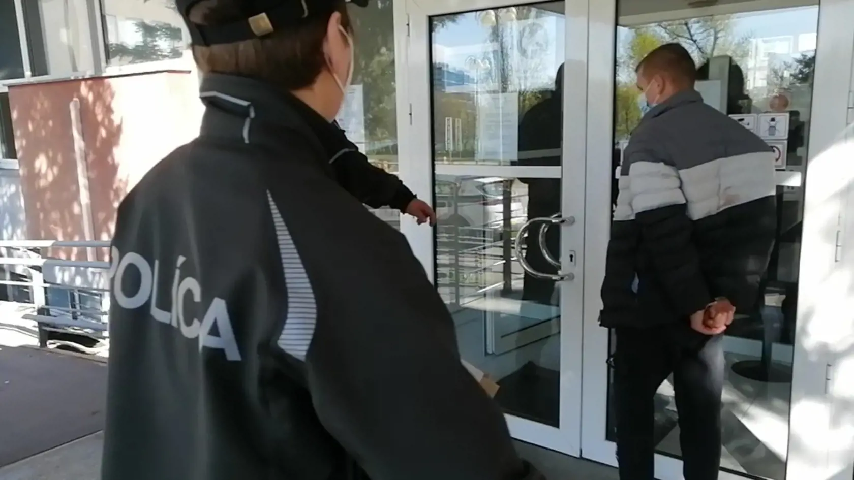 Dvojica Ukrajincov, ktorí napadli zákazníka na bratislavskej benzínovej pumpe, skončili s podmienkou.
