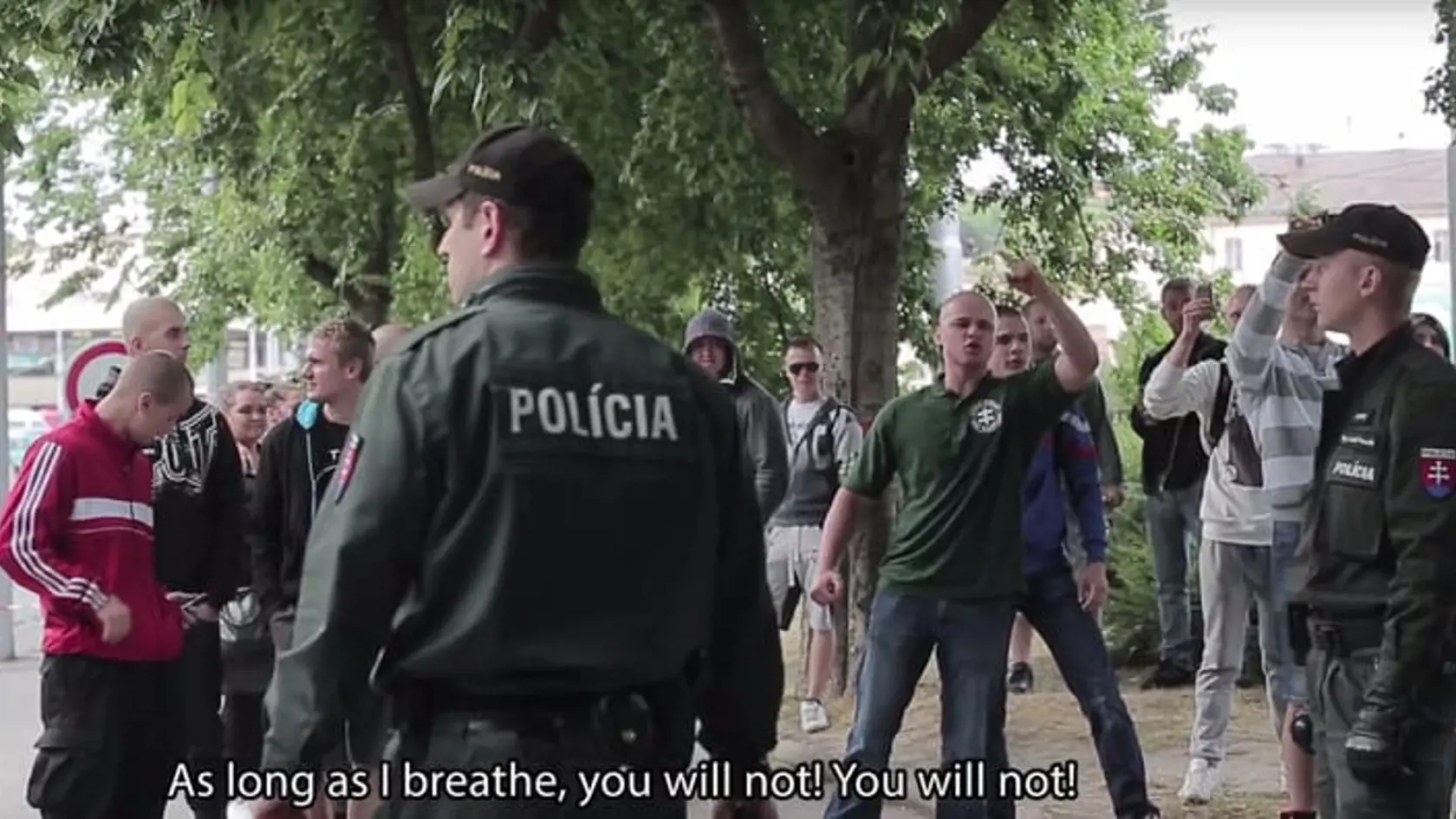 Legendárne video spred Hlavnej stanice v Bratislave. Mazurek po ľuďoch vyznávajúcich Islam pokrikoval vulgárne slová. Jeho veta "Je*em vášho Alaha" sa zapísala do extrémistických análov.