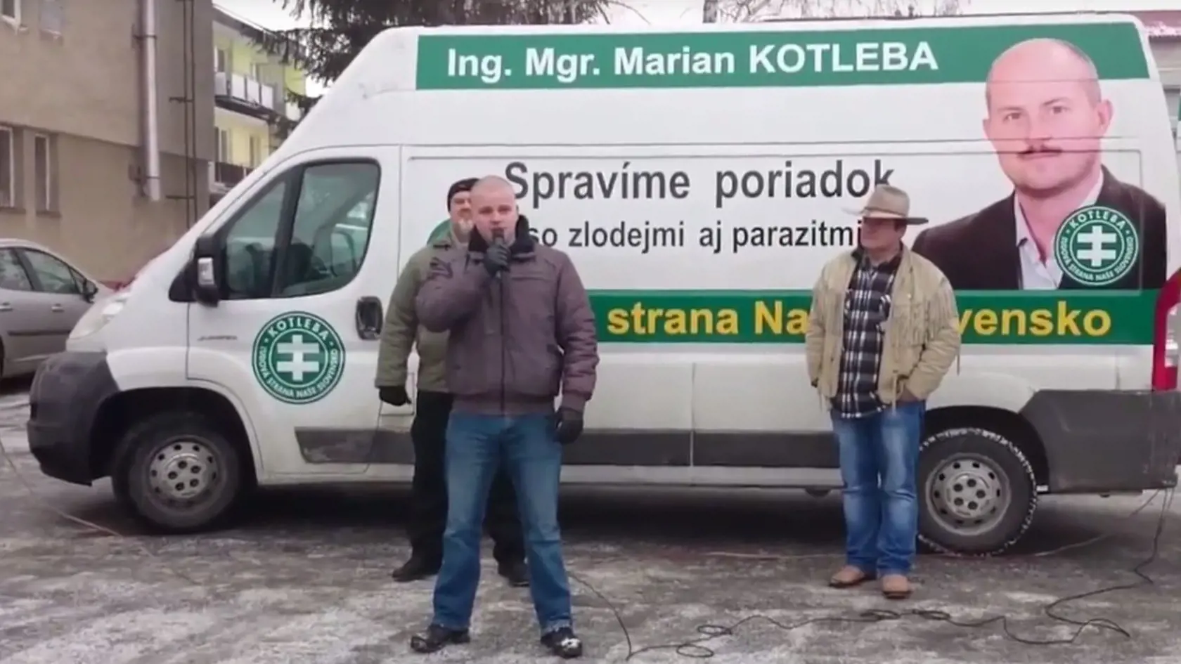 Napriek tomu, že Miňo Mazurek sa dlhodobo prejavoval ako človek milujúci cvičenie, dokonca o tom natočil aj komické video, kde sa chvastá svalmi, postupne začal popri práci v parlamente priberať.