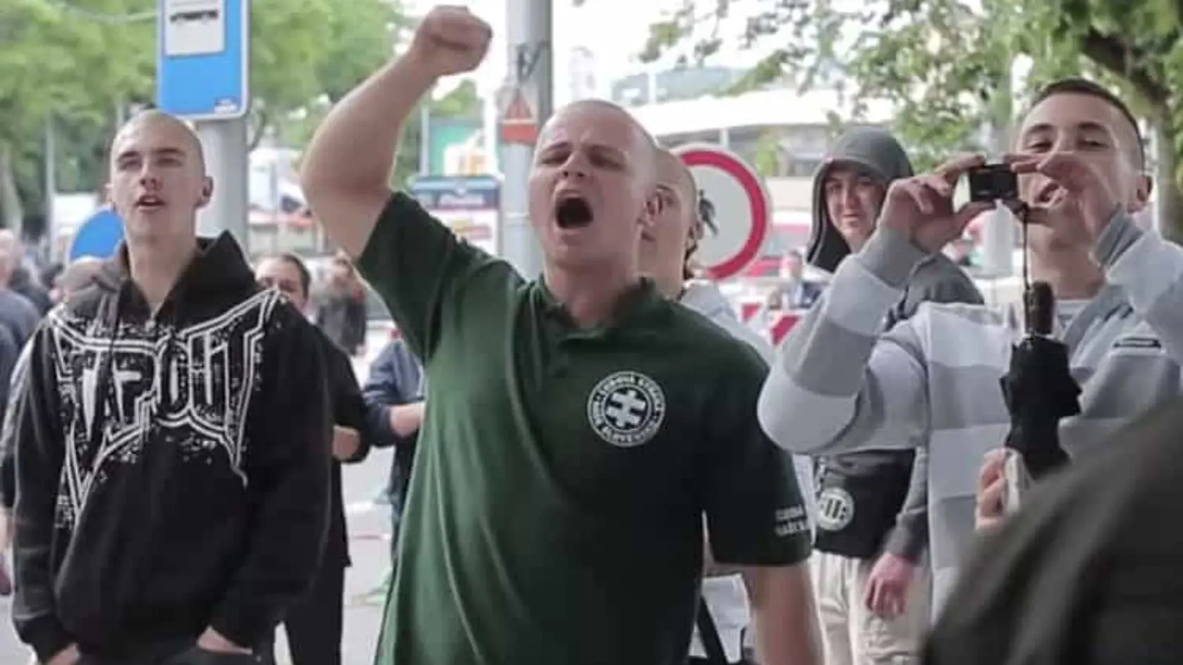 Legendárne video spred Hlavnej stanice v Bratislave. Mazurek po ľuďoch vyznávajúcich Islam pokrikoval vulgárne slová. Jeho veta "Je*em vášho Alaha" sa zapísala do extrémistických análov.