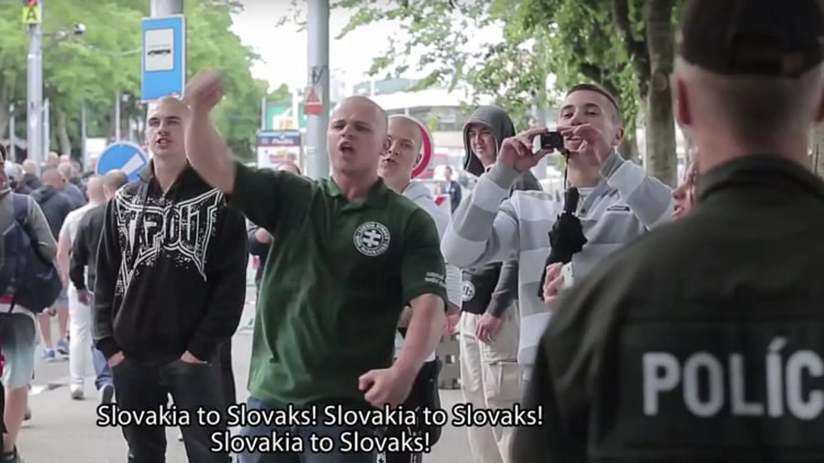 Legendárne video spred Hlavnej stanice v Bratislave. Mazurek po ľuďoch vyznávajúcich Islam pokrikoval vulgárne slová. Jeho veta "Je*em vášho Alaha" sa zapísala do extrémistických análov.