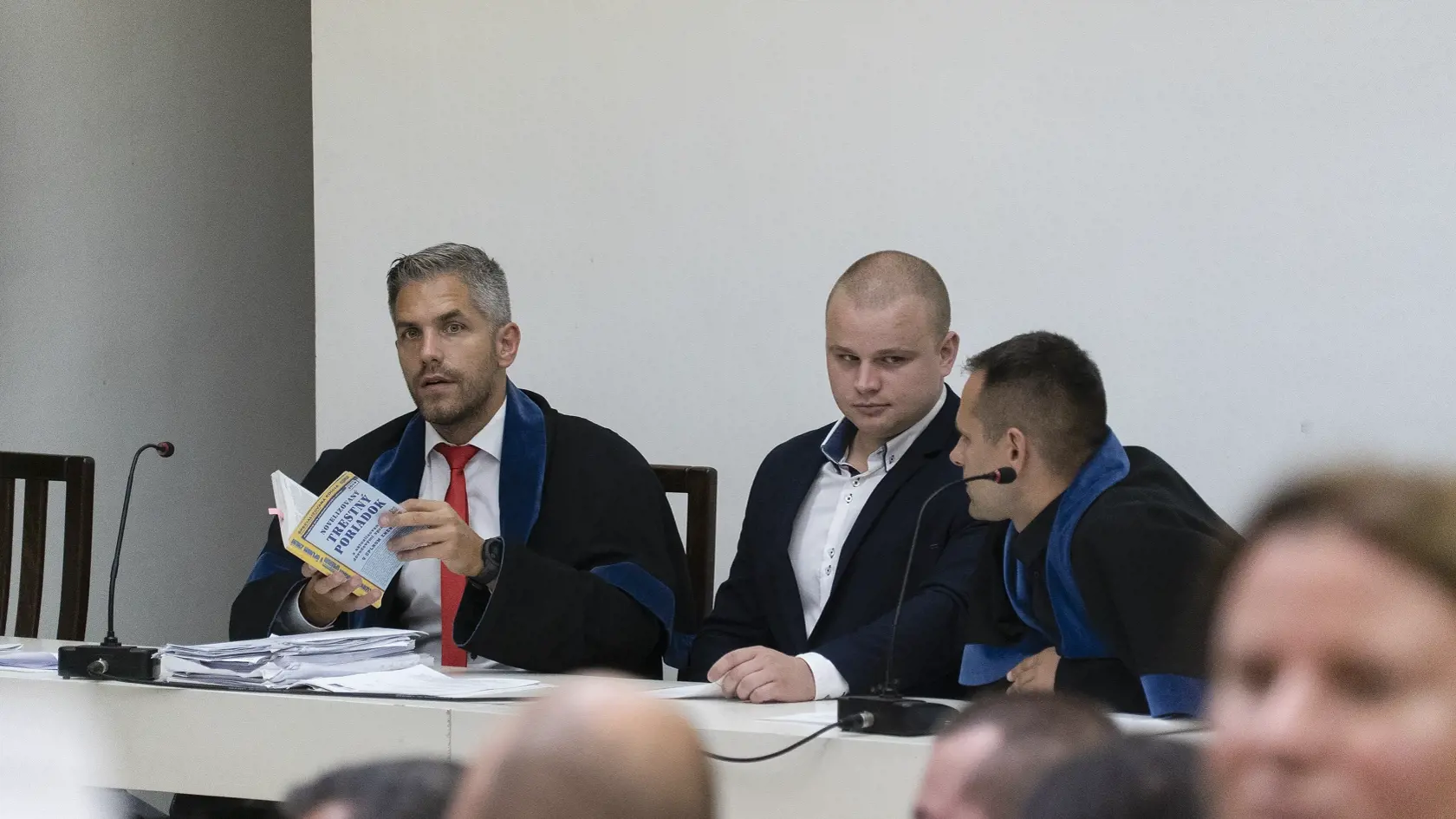 Záverečná! Najvyšší súd rozhodol, že sa poslanec za ĽSNS Milan Mazurek dopustil prečinu hanobenia národa, rasy a presvedčenia. V parlamente tak nadobro skončil.