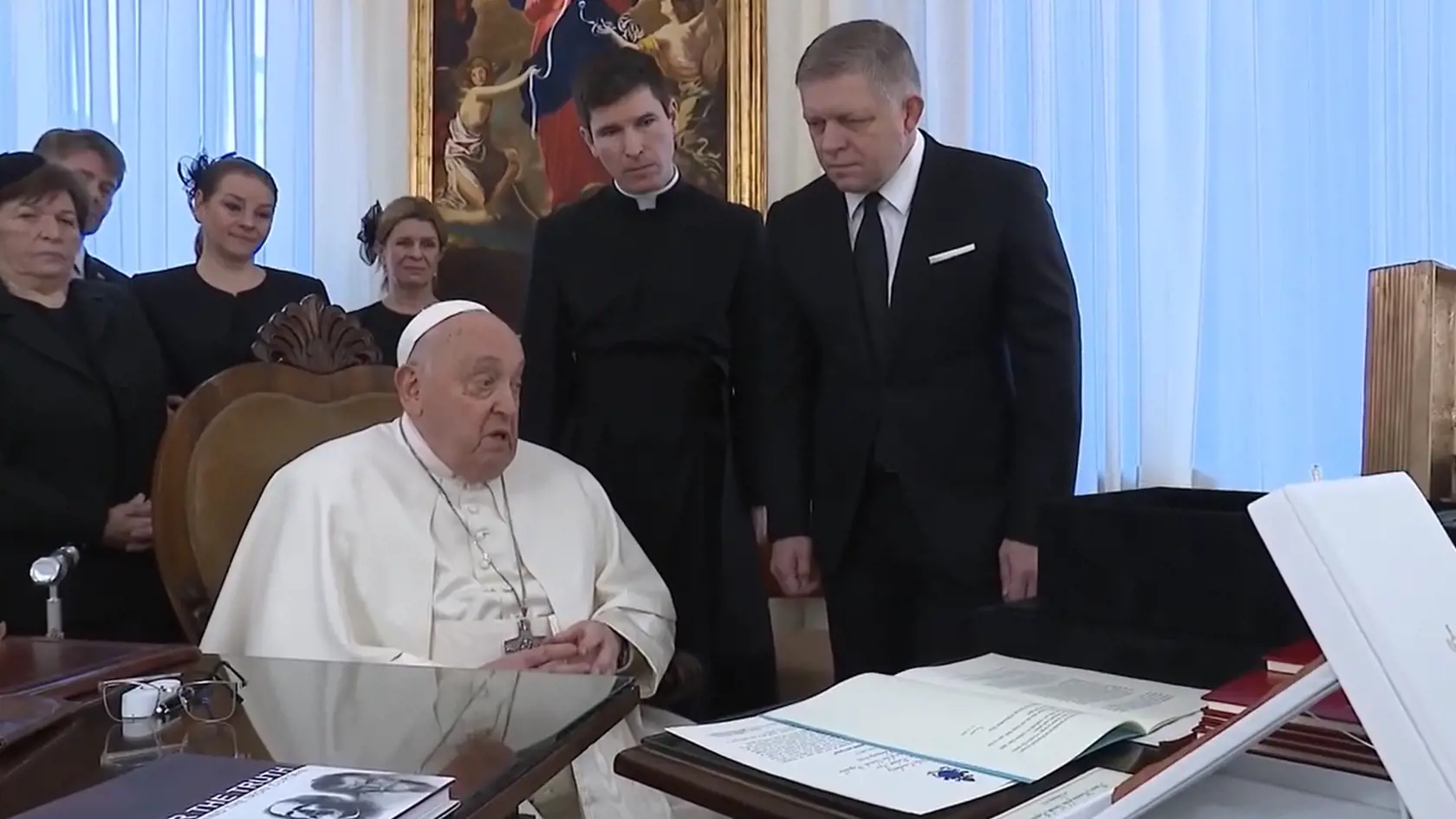 Premiér bol posledný, s kým pápež oficiálne hovoril. Následne ho previezli do nemocnice. „Bolo na ňom vidno, že je veľmi chorý,” povedal Robert Fico. 


