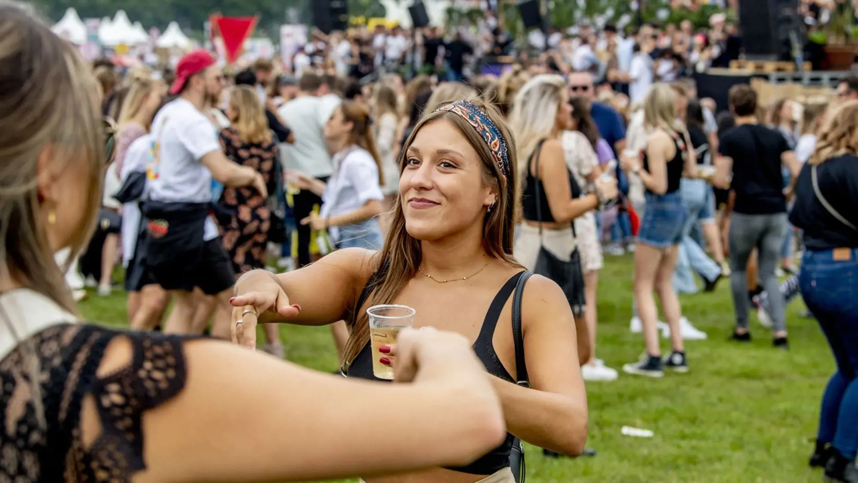 Holandsko zrušilo koncom júna takmer všetky opatrenia, v krajine dostali zelenú hudobné festivaly s davmi ľudí. Na snímkach Chin Chin Festival v Amsterdame, ktorý sa konal 3. júla.