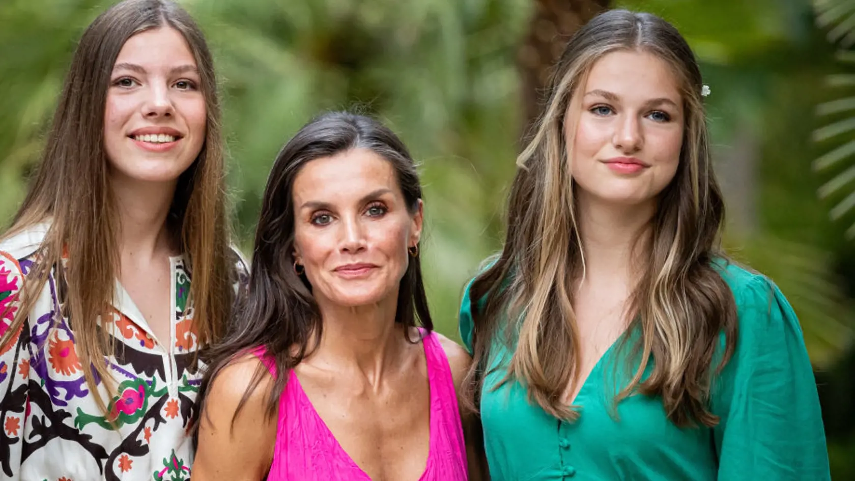 Kráľovná Letizia (v strede) má dve krásne dcéry, princezné Sofiu (vľavo) a Leonor (vpravo).