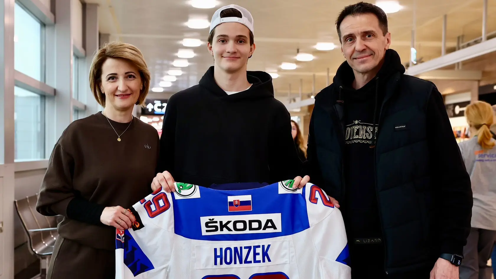 Rodičia nášho útočníka Samuela Honzeka, otec Martin, mamina Monikai mladší brat Matej prileteli do dejiska svetového šampionátu vo švédskom Štokholme.