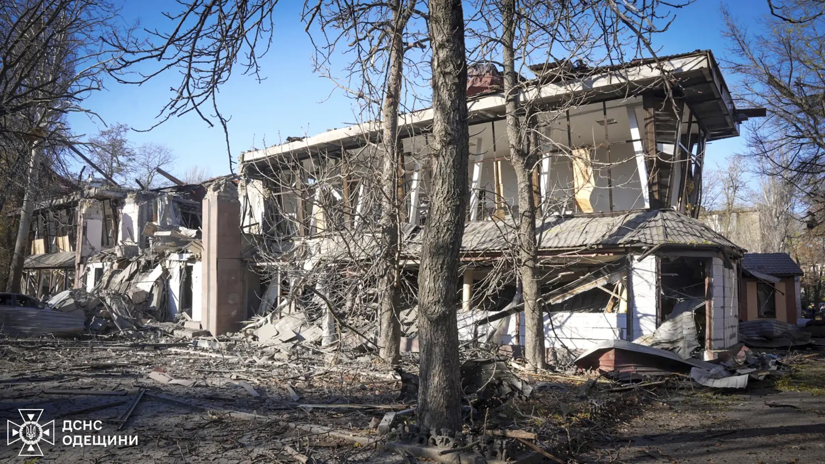 WA 58 Odesa - Na snímke zničená budova, ktorú zasiahol letecký útok ruskej armády v obytnej štvrti v ukrajinskom meste Odesa v pondelok 25. novembra 2024. FOTO TASR/AP  

In this photo provided by the Ukrainian Emergency Services on Nov. 25, 2024, a building is seen destroyed by a Russian strike on a residential neighbourhood in Odesa, Ukraine. (Ukrainian Emergency Service via AP)