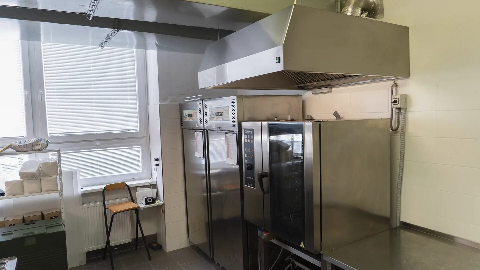 V stupavskej základnej škole musia každý deň navariť až 1150 obedov. V prvý týždeň deti končili rovnako, mnohým sa na obed nechcelo čakať v dlhej rade.