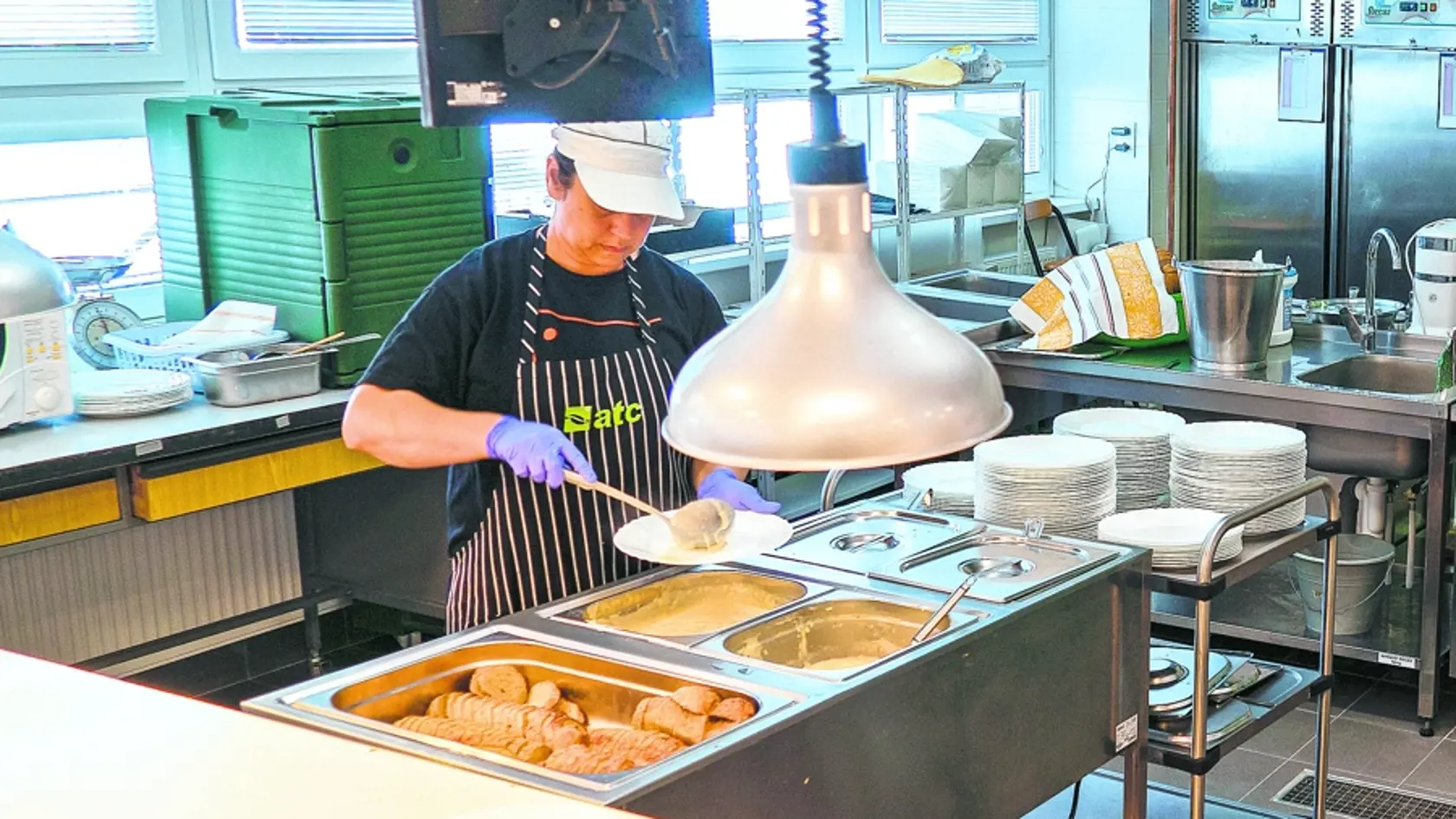 V stupavskej základnej škole musia každý deň navariť až 1150 obedov. V prvý týždeň deti končili rovnako, mnohým sa na obed nechcelo čakať v dlhej rade.