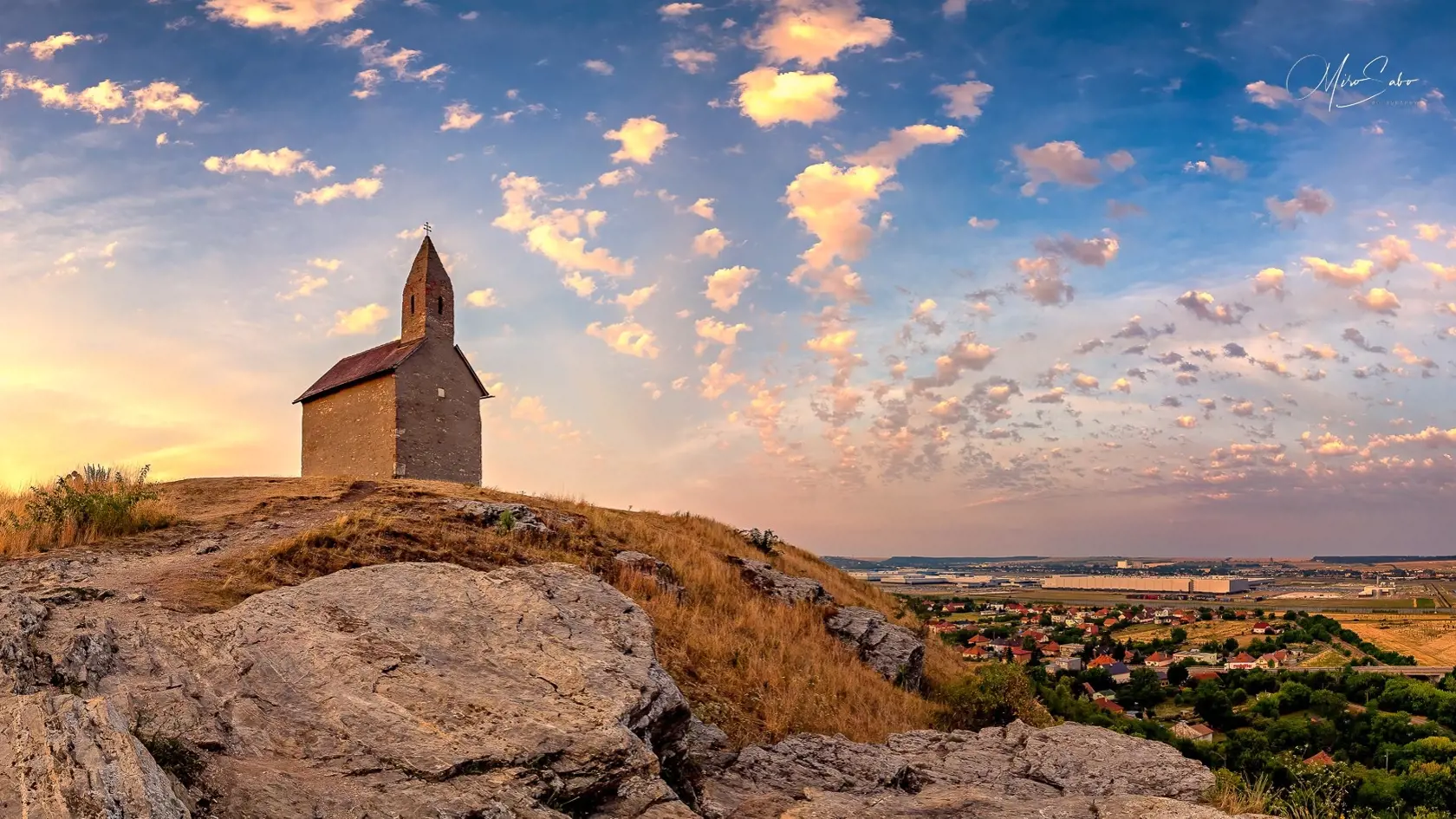 Kostol svätého Michala archanjela na skalnatom kopci nad Dražovcami, mestskou časťou Nitry.
Teraz zostane bez osvetlenia, pretože samospráva nemá dosť financií.