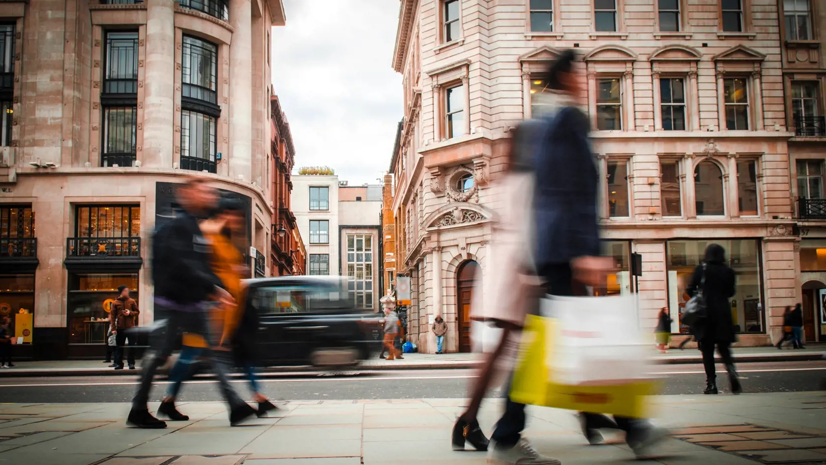 Motion,Blurred,Shoppers,Carrying,Shopping,Bags,On,Regent,Street,,London.