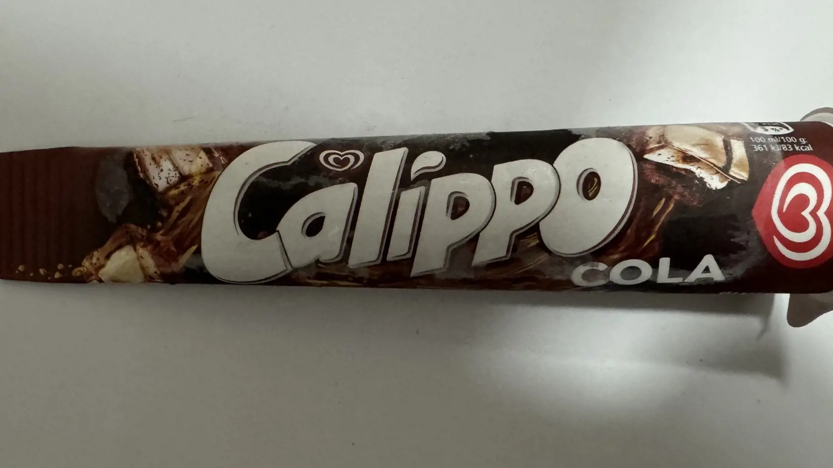 6. Calippo Cola Algida 0,89 € = Tento nanuk je zmesou vody, cukru, éčok, arómy a farbiva. Je to vlastne zmrazená sladká voda s pridanými éčkami. Tomuto nanuku by som sa určite vyhla