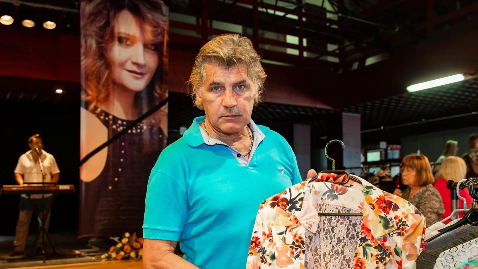 Charitatívny bazár Otta Weitera z vecí po jeho zosnulej manželke v bratislavskom Dome kultúry Zrkadlový háj. Na snímke Otto Weiter. 