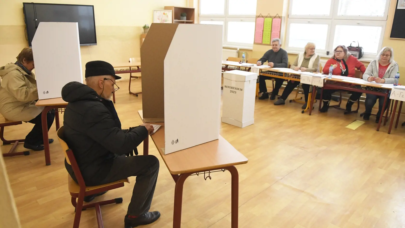 V poradí deviate referendum v histórii Slovenska, ktoré vyhlásila prezidentka SR Zuzana Čaputová s otázkou "Súhlasíte s tým, že predčasné skončenie volebného obdobia Národnej rady Slovenskej republiky je možné uskutočniť referendom alebo uznesením NR SR, a to zmenou Ústavy SR ?" sa v sobotu 21. januára 2023 začalo o 7.00 hodine. Občania môžu hlasovať vo svojom volebnom okrsku alebo v ktoromkoľvek na základe hlasovacieho preukazu do 22.00 h. Referendum bude platné, ak sa ho zúčastní nadpolovičná 