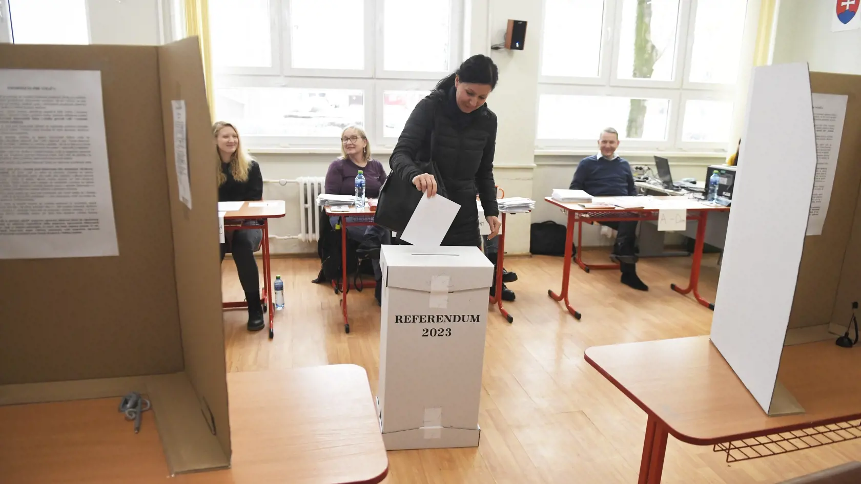 V poradí deviate referendum v histórii Slovenska, ktoré vyhlásila prezidentka SR Zuzana Čaputová s otázkou "Súhlasíte s tým, že predčasné skončenie volebného obdobia Národnej rady Slovenskej republiky je možné uskutočniť referendom alebo uznesením NR SR, a to zmenou Ústavy SR ?" sa v sobotu 21. januára 2023 začalo o 7.00 hodine. Občania môžu hlasovať vo svojom volebnom okrsku alebo v ktoromkoľvek na základe hlasovacieho preukazu do 22.00 h. Referendum bude platné, ak sa ho zúčastní nadpolovičná 