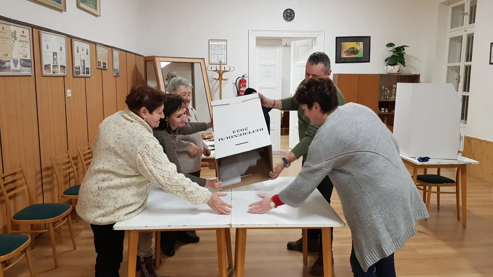 V poradí deviate referendum v histórii Slovenska, ktoré vyhlásila prezidentka SR Zuzana Čaputová s otázkou "Súhlasíte s tým, že predčasné skončenie volebného obdobia Národnej rady Slovenskej republiky je možné uskutočniť referendom alebo uznesením NR SR, a to zmenou Ústavy SR ?" sa v sobotu 21. januára 2023 začalo o 7.00 hodine. Občania môžu hlasovať vo svojom volebnom okrsku alebo v ktoromkoľvek na základe hlasovacieho preukazu do 22.00 h. Referendum bude platné, ak sa ho zúčastní nadpolovičná 