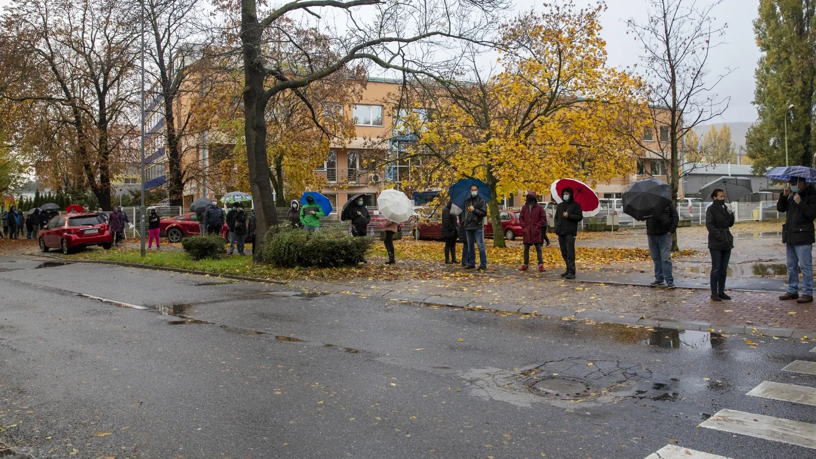 Celoplošné testovanie vyhnalo do ulíc milióny Slovákov, tisícom vyšli pozitívne antigénové testy.