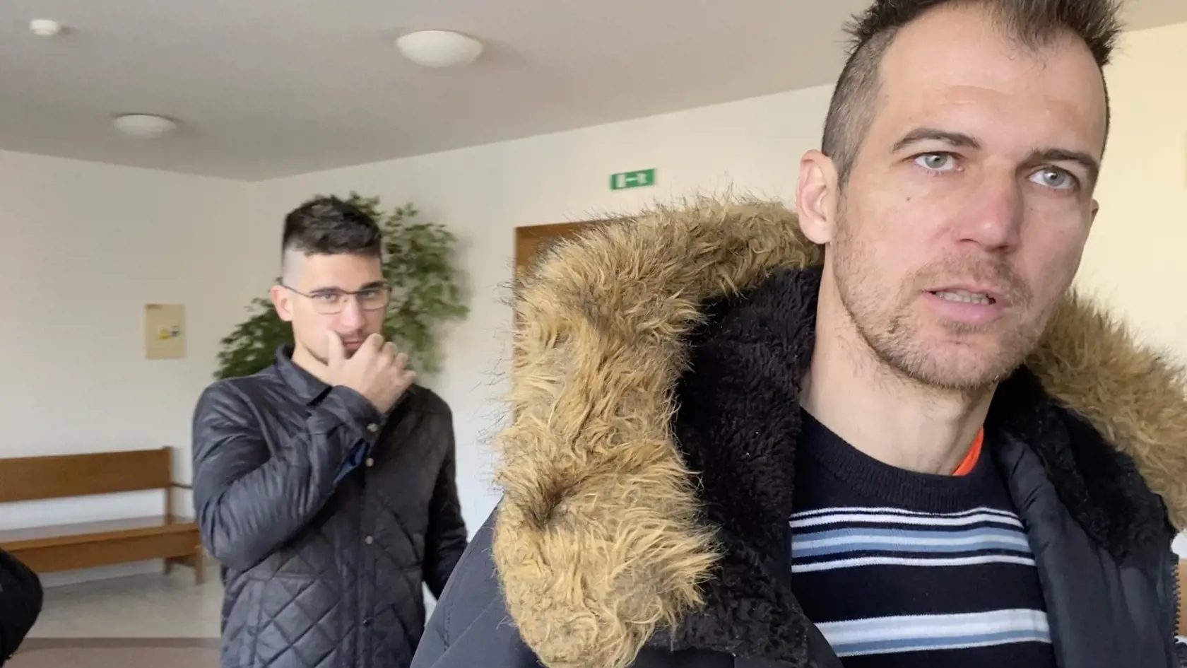 Pred začiatkom pojednávania. Marek (vpredu) a Rafael Kuffovci sa domáhali na chode súdu, vo verejnej budove, aby neboli snímaní.