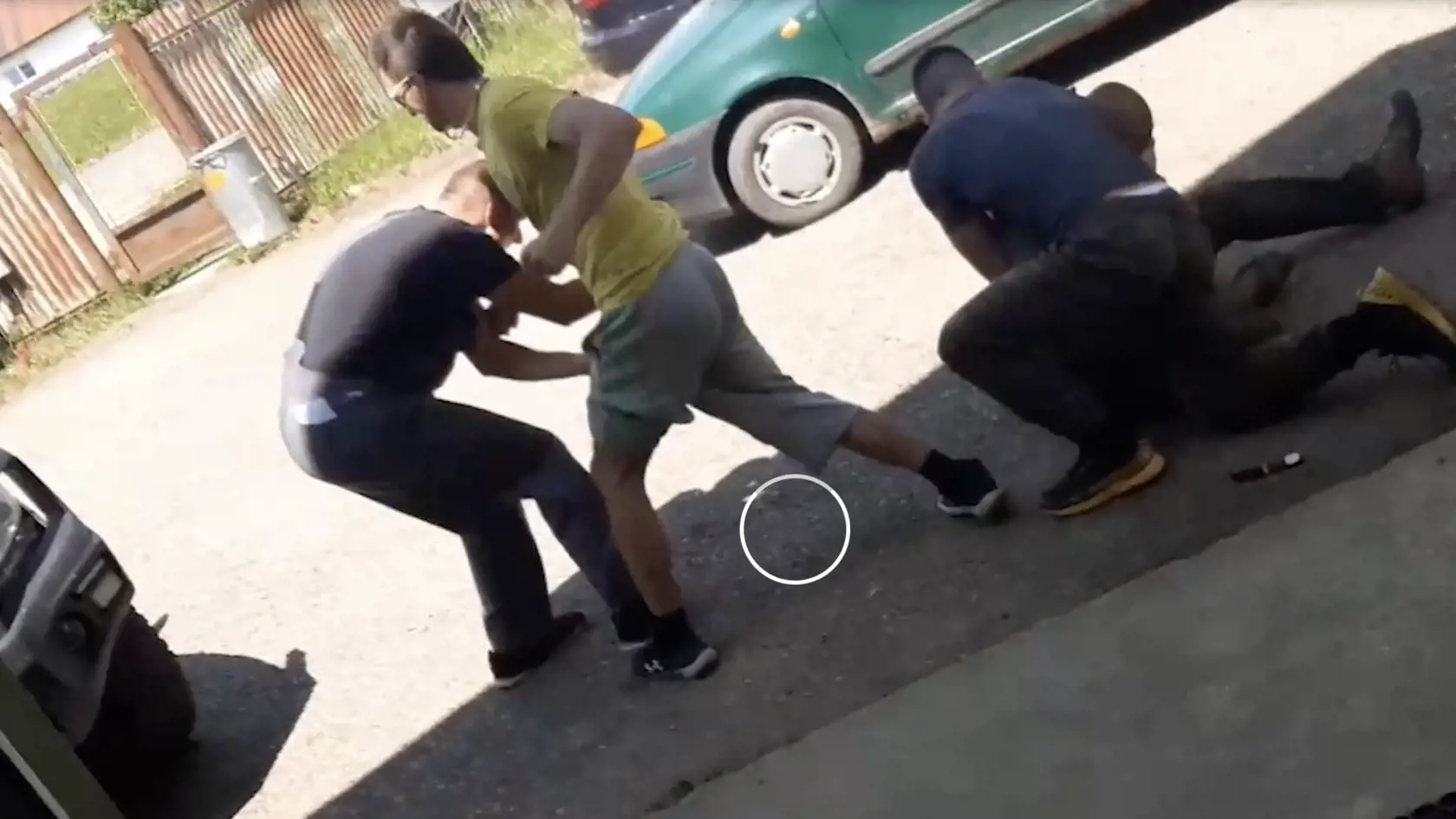 Foto incidentu v areáli poľnohospodárskej firmy, kam si prišli vybavovať účty Marek a Rafael Kuffovci.