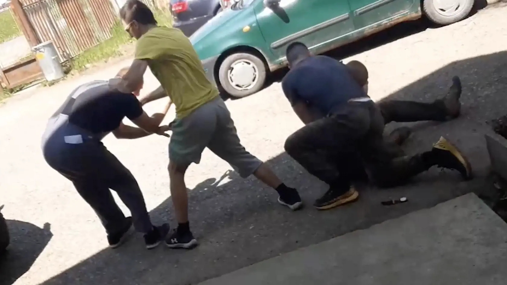 Foto incidentu v areáli poľnohospodárskej firmy, kam si prišli vybavovať účty Marek a Rafael Kuffovci.