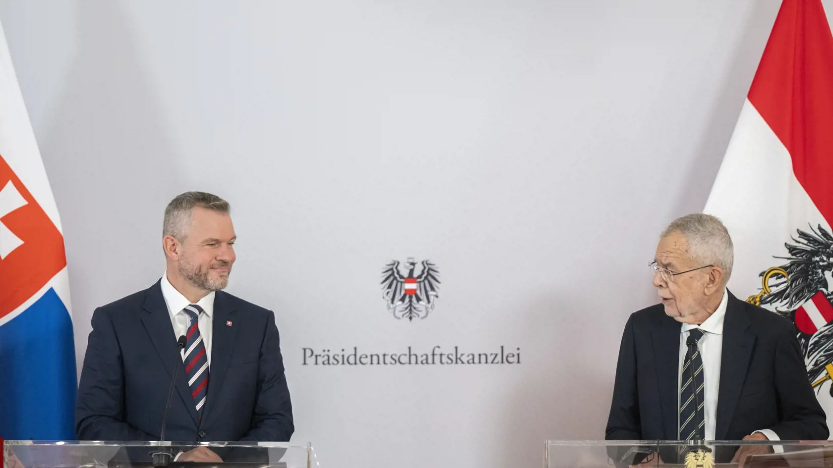 Na snímke vľavo prezident SR Peter Pellegrini a vpravo rakúsky spolkový prezident Alexander Van der Bellen na tlačovej konferencii počas oficiálnej návštevy Rakúska 11. septembra 2024 vo Viedni.