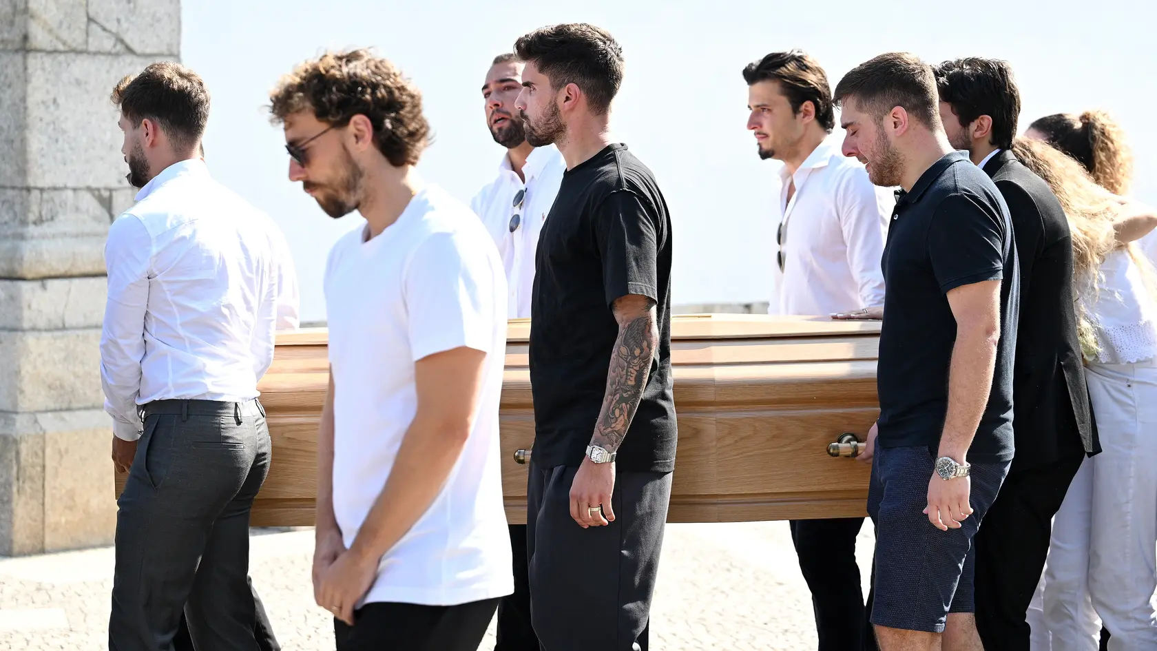 Ruben Neves pomáha niesť truhlu na pohrebe Dioga Jotu.
