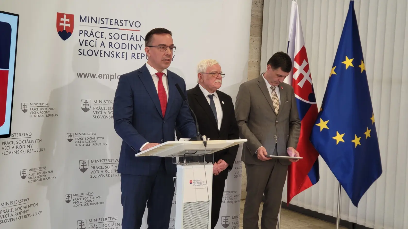 Minister práce Erik Tomáš oznamuje zvýšenie sumy na dotované dovolenky pre seniorov.