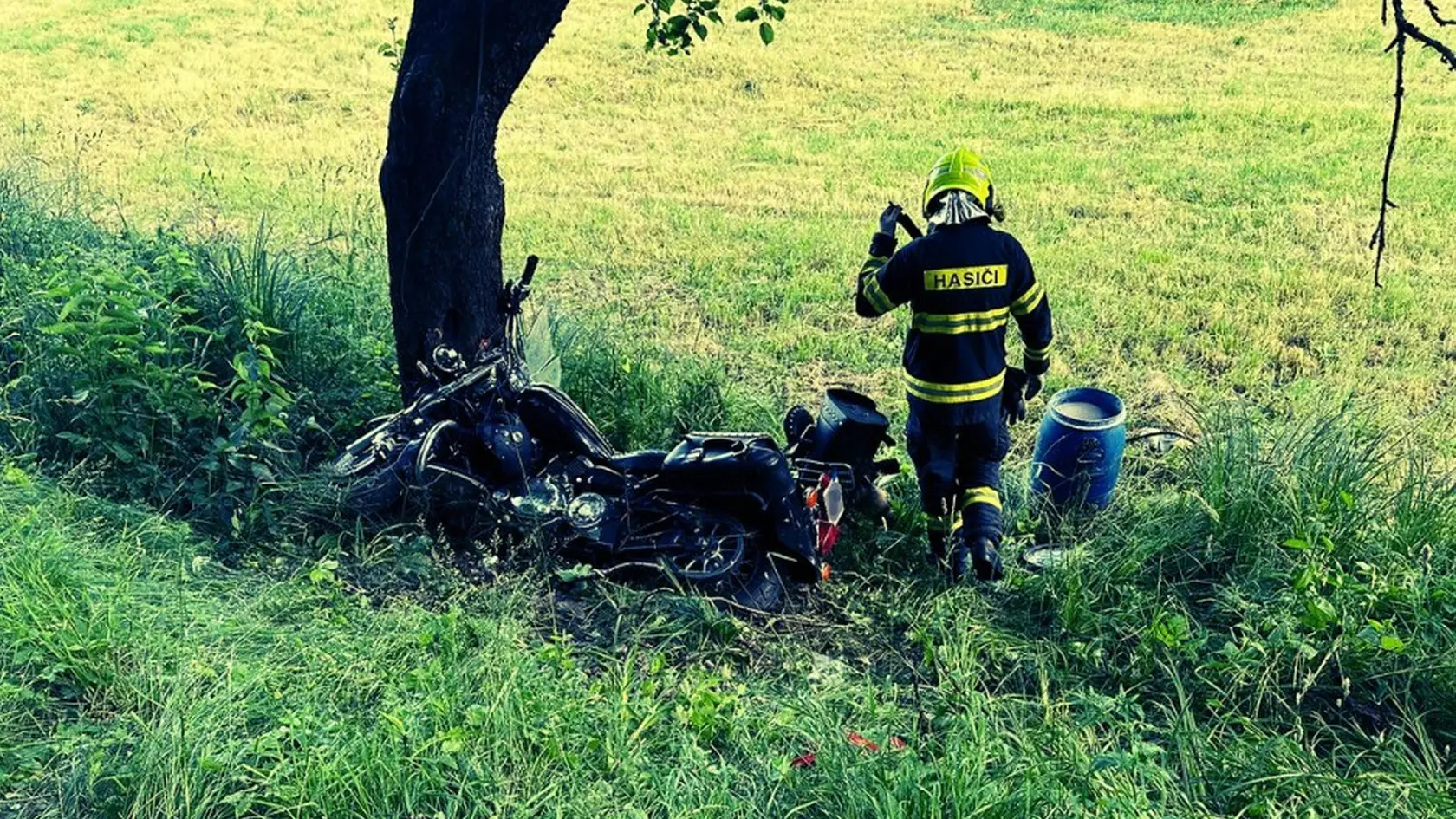 Po náraze do stromu zahynul 50-ročný motocyklista.