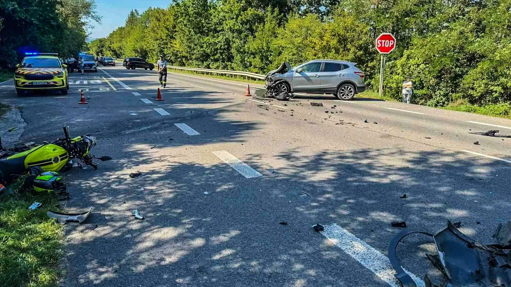 Na ceste I/19 v smere na Ďurďošík sa zrazilo osobné auto s motocyklom.