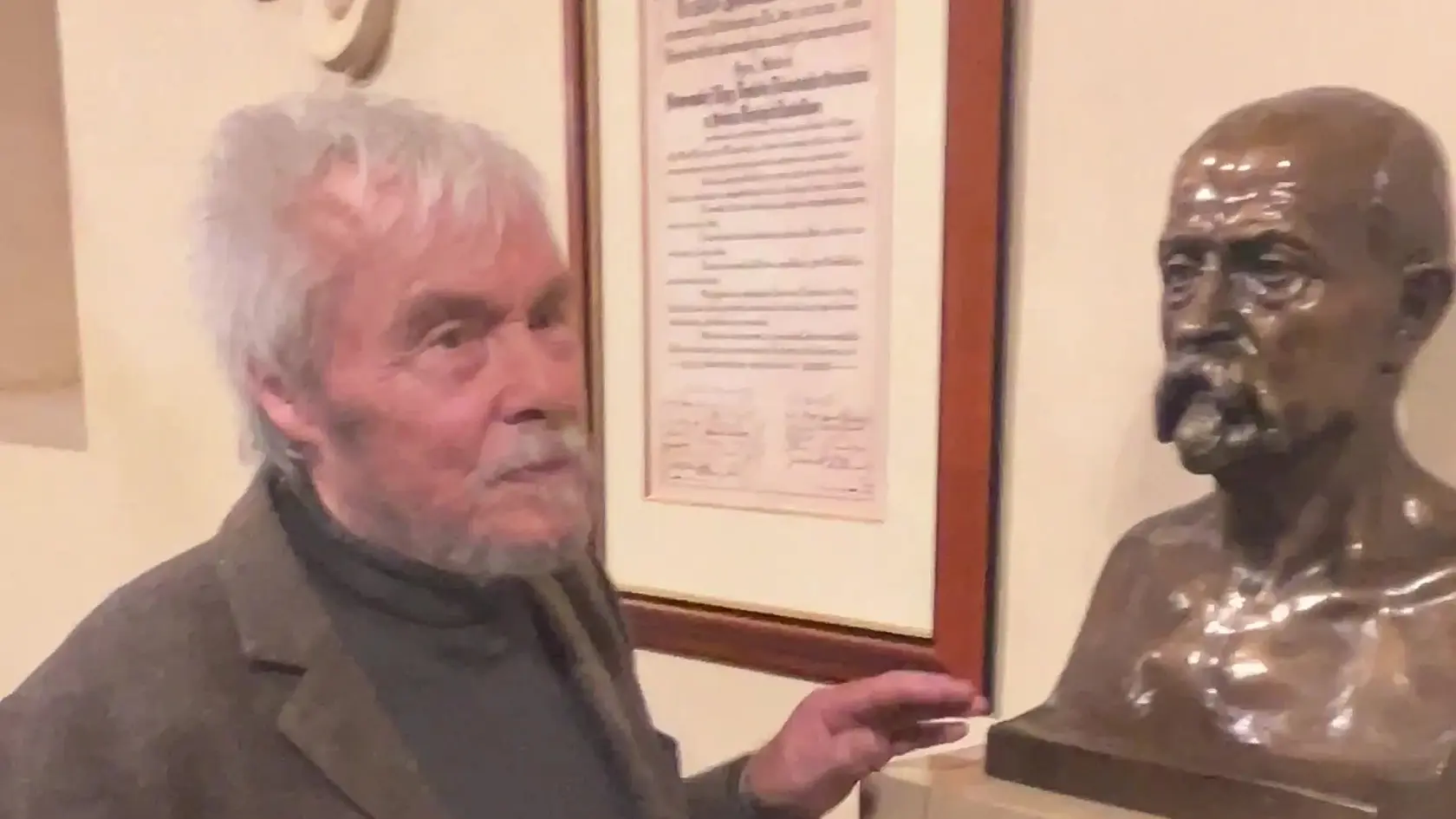 Jan Saudek s manželkou obdivuje v Senáte sochu T.G. Masaryka. Tvrdí, že ako malý chlapec sa s ním stretol.