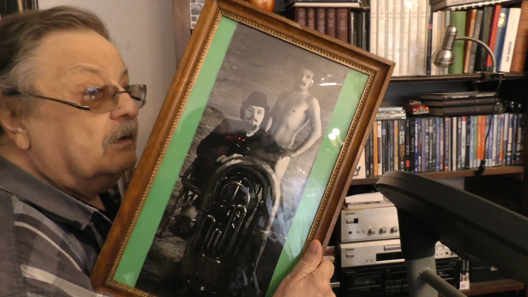 Petr Spálený a Miluška Voborníková PLUS 7 DNÍ ukázali svoje bývanie. Na zábere spevák s dobovou fotografiou seba so svojim bratom Janom.