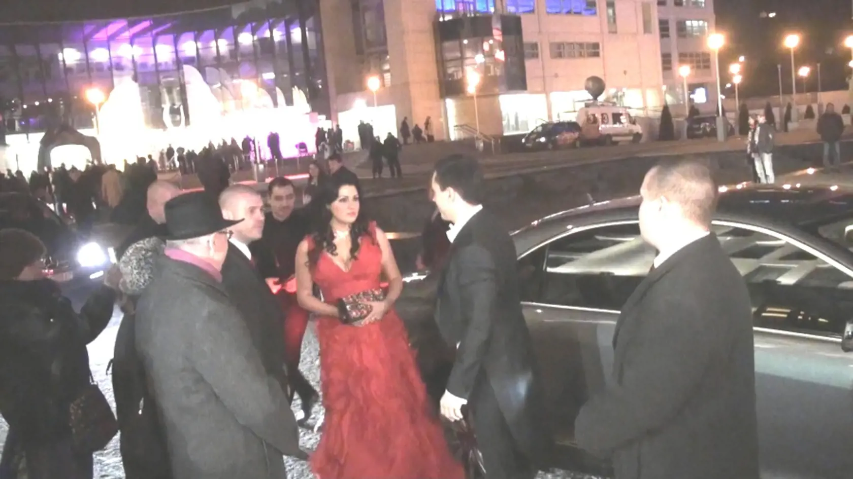 Šofér limuzíny s Annou Netrebko zaparkoval pred národným divadlom rovno do odpadkového koša.