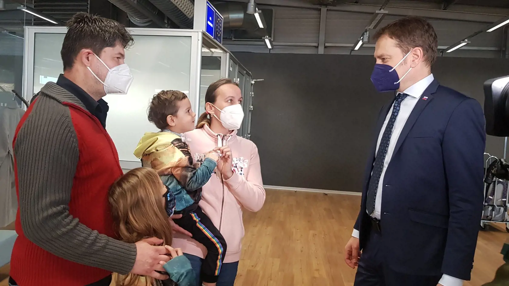 Sebastianko letí do Bostonu. Rozlúčiť sa prišiel aj Igor Matovič, ktorý rodine pomáha s odletom.