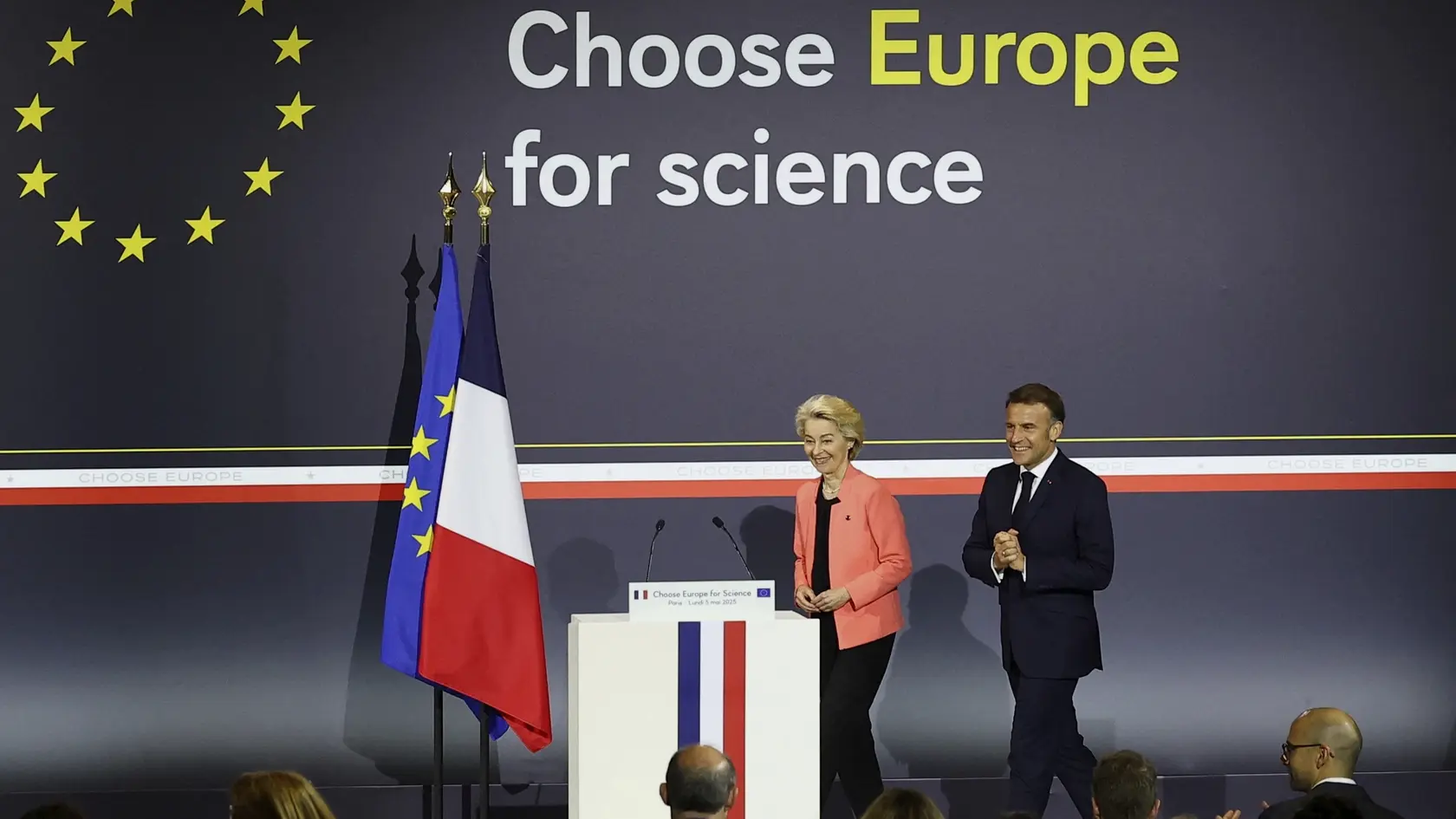 Francúzsky prezident Emmanuel Macron (vpravo) a predsedníčka Európskej komisie Ursula von der Leyenová