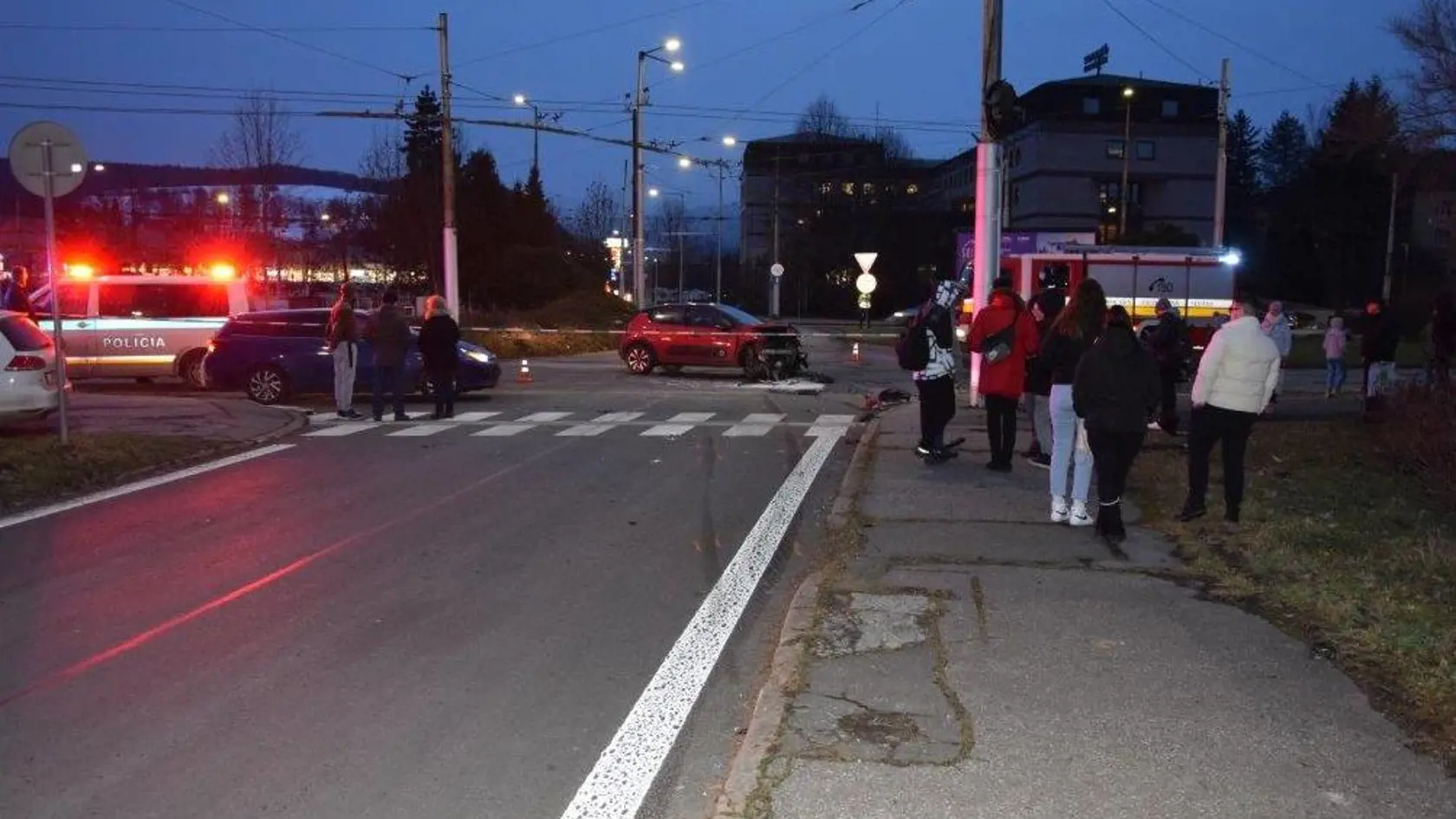 Vyšetrovateľ v Banskej Bystrici obvinil z prečinu ublíženia na zdraví 20-ročného muža, ktorý pri dopravnej nehode zrazil 3 chodcov. Dopravná nehoda sa stala v piatok (27.1.) o 15:00 hod. v Banskej Bystrici na Ul. 29. augusta.