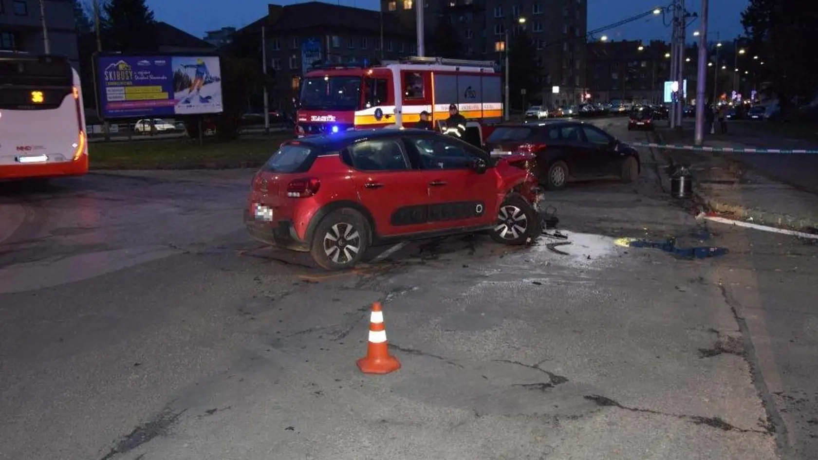 Vyšetrovateľ v Banskej Bystrici obvinil z prečinu ublíženia na zdraví 20-ročného muža, ktorý pri dopravnej nehode zrazil 3 chodcov. Dopravná nehoda sa stala v piatok (27.1.) o 15:00 hod. v Banskej Bystrici na Ul. 29. augusta.