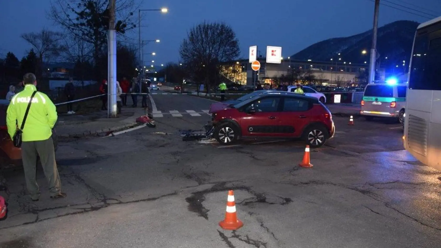 Vyšetrovateľ v Banskej Bystrici obvinil z prečinu ublíženia na zdraví 20-ročného muža, ktorý pri dopravnej nehode zrazil 3 chodcov. Dopravná nehoda sa stala v piatok (27.1.) o 15:00 hod. v Banskej Bystrici na Ul. 29. augusta.