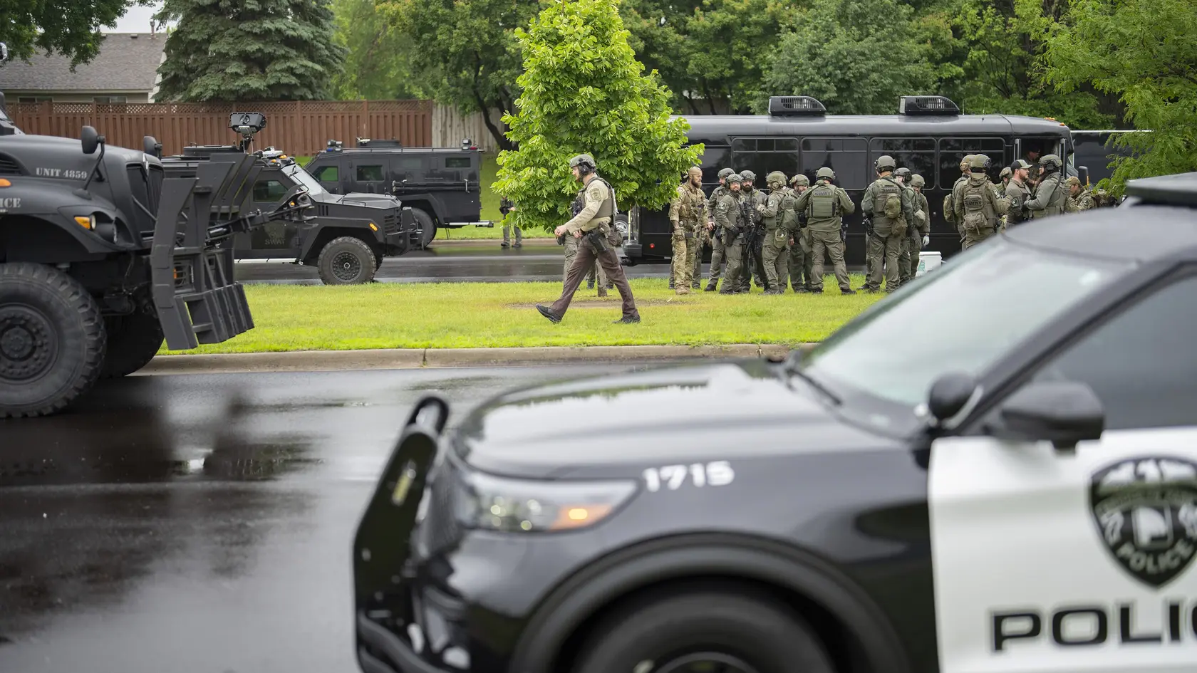 Neznámy útočník v sobotu skoro ráno strieľal na dvoch vysokopostavených politikov štátu Minnesota, pričom zabil členku štátnej Snemovne reprezentantov a jej manžela a poranil tamojšieho senátora.