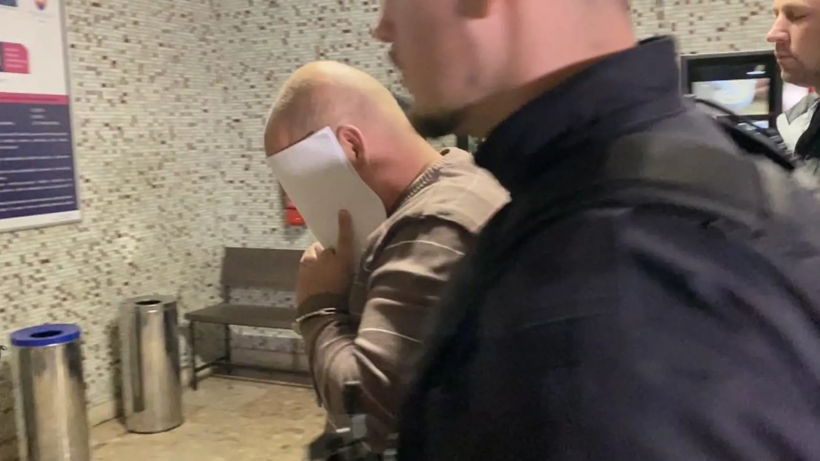 Hnev slúžiacich policajtov v Košiciach mal údajne vyústiť do neprimeraného zásahu voči zadržanému.