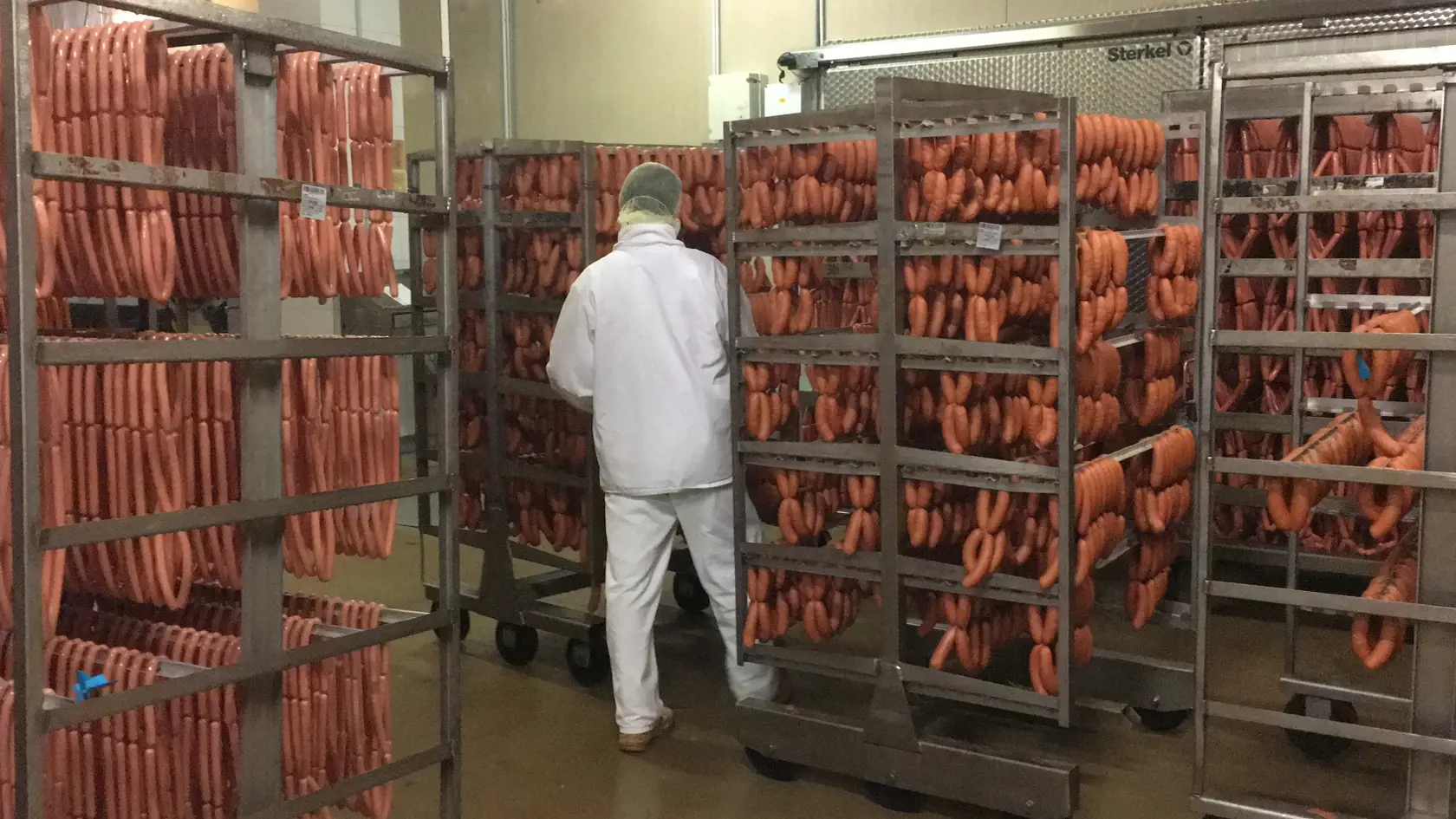 Druhá je medzioperačná kontrola. Všetky kroky výrobného procesu sledujú školení ĺudia, detektory a senzory. Prebieha pravidelný ster z povrchov.