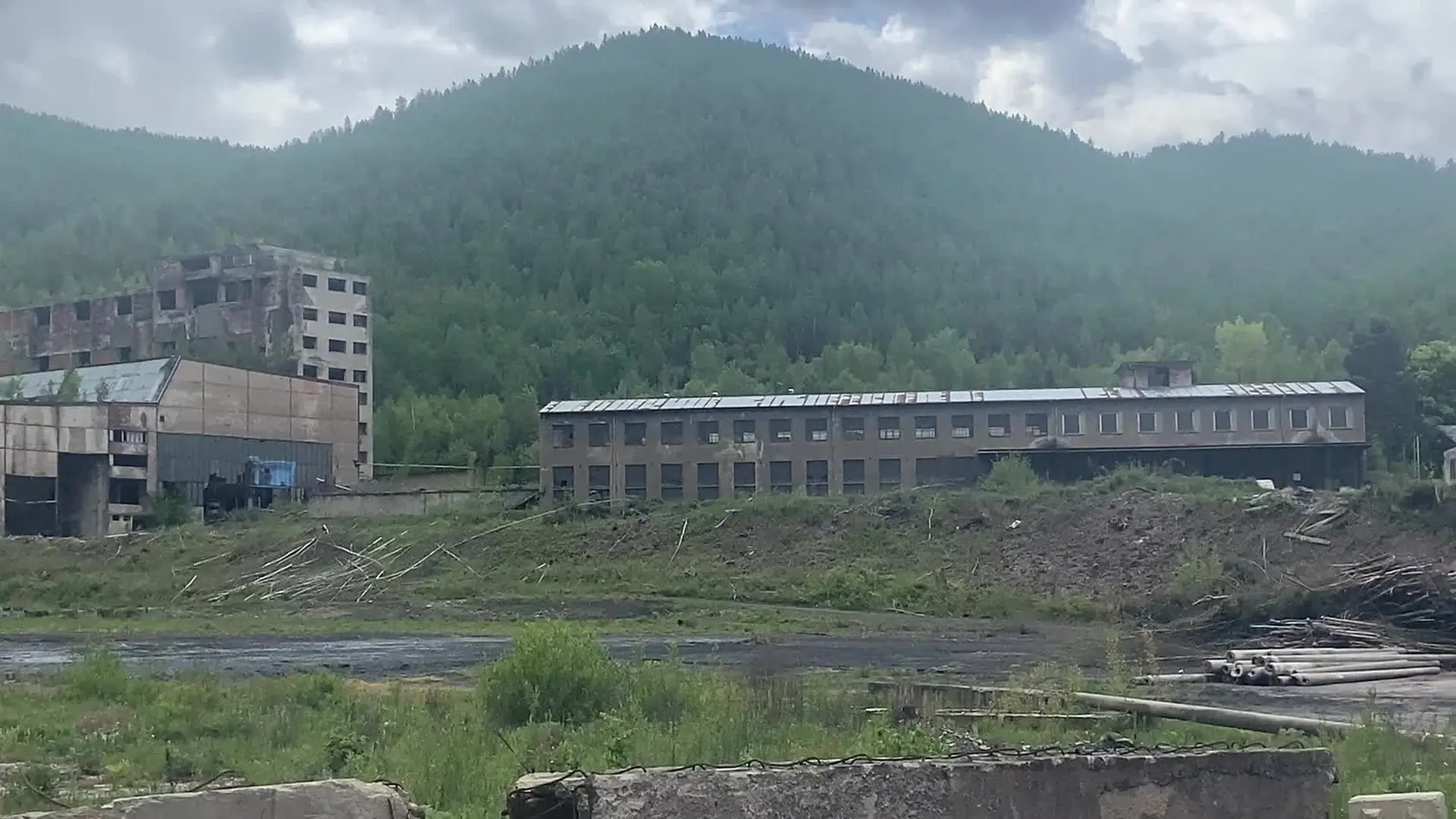 Boja sa spaľovne plastových odpadov! Firmu na recykláciu tohto materiálu chcú postaviť v areáli bývalého banského podniku historickej obce na Spiši. Iba pár metrov vzdušnou čiarou od existujúcich i plánovaných ľudských obydlí. Obávajú sa o svoje zdravie!