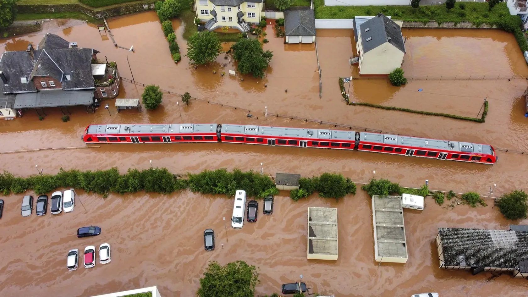 WA 43  Kordel - Zaplavená miestna železničná stanica v obci Kordel, spolkovej krajine Porýnie-Falcko na juhozápade Nemecka vo štvrtok 15. júla 2021. V Nemecku zahynulo najmenej 103 ľudí a približne 1300 osôb je nezvestných, uvádza stanica BBC. Medzi obeťami je aj 12 klientov zariadenia pre zdravotne postihnutých v meste Sinzig v spolkovej krajine Porýnie-Falcko. Do pátrania po nezvestných bolo v Nemecku nasadených 15.000 policajtov, vojakov a záchranárov. Ľudí zo striech budov odvážajú pomocou v