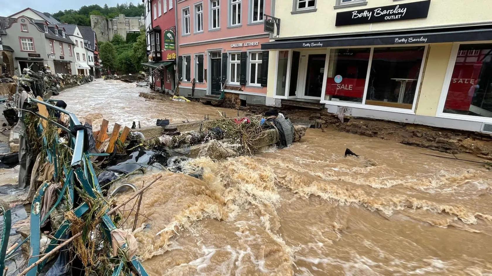 Po mimoriadne silnej búrke sa ulice premenili na rozvodnené rieky.
